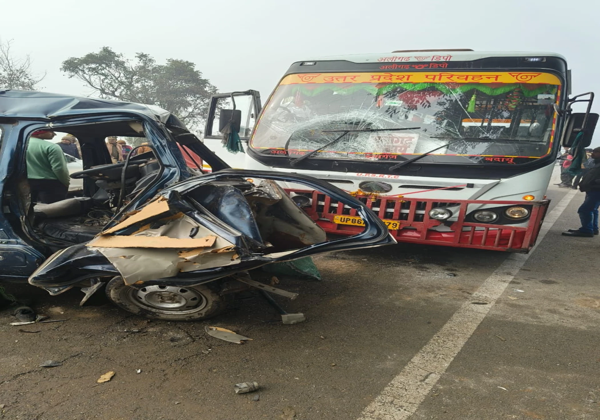 Massive collision between the DCM and the van in Budaun, 2 children including the driver died